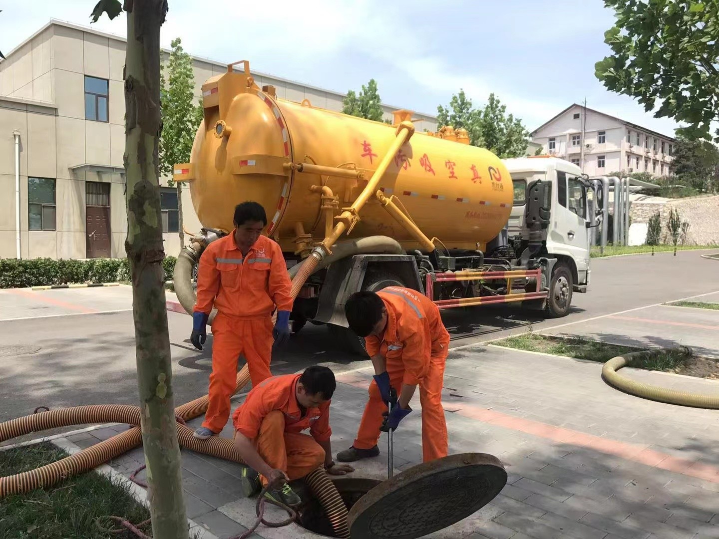 爱民管道疏通车停在窨井附近