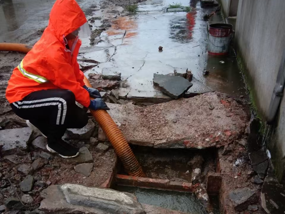 爱民专业清理污水池 炜誉市政以规范流程守护城市 “肠道”