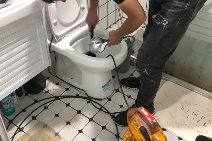 爱民马桶堵塞自己疏通还是找师傅?专业上门服务让你省时更省心